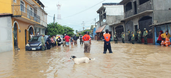 Huracán ‘Rick’ avanza por Michoacán; deja estragos e inundaciones en Guerrero