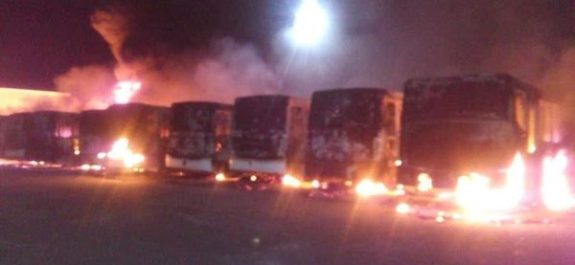 Incendio arrasó con 18 autobuses urbanos en Valles