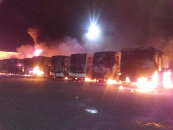 Incendio arrasó con 18 autobuses urbanos en Valles 