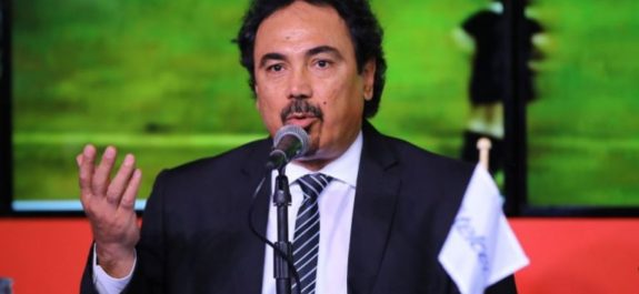 Hugo Sánchez acusado de actos racistas por un exjugador salvadoreño