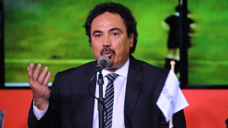 Hugo Sánchez acusado de actos racistas por un exjugador salvadoreño