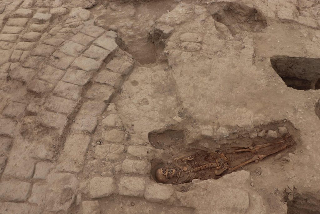 Hallan cuerpos enterrados hace mil años en templo preincaico de Perú