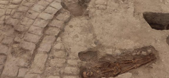 Hallan cuerpos enterrados hace mil años en templo preincaico de Perú