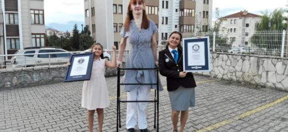 La mujer más alta del mundo rompe el Récord GuinnessLa mujer más alta del mundo rompe el Récord Guinness