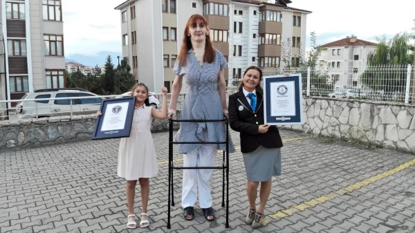 La mujer más alta del mundo rompe el Récord GuinnessLa mujer más alta del mundo rompe el Récord Guinness