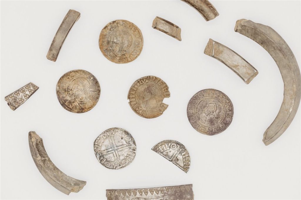 algunas-de-las-piezas-que-componen-el-tesoro-de-monedas-y-objetos-de-plata-recientemente-descubierto-en-la-isla-de-man_c8cf0ca3_1280x853