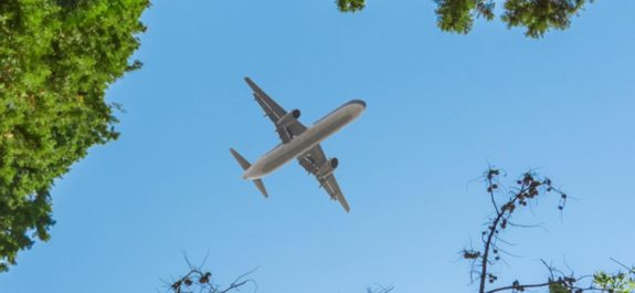 avión arroja desechos humanos sobre su casaavión arroja desechos humanos sobre su casa