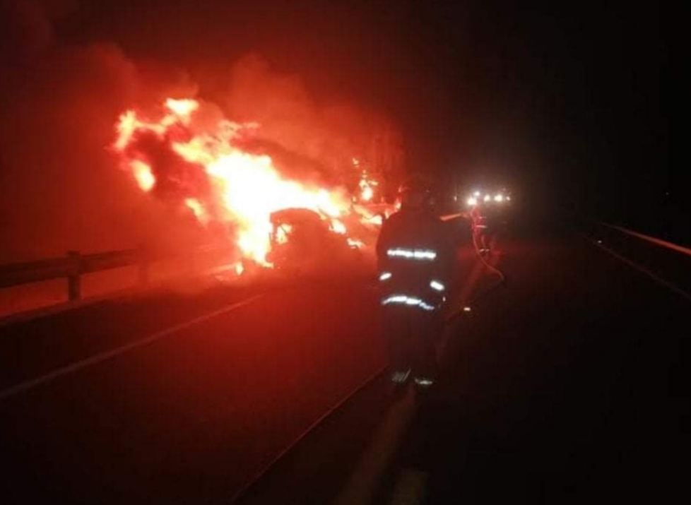 Se incendió camioneta de grupo musical 