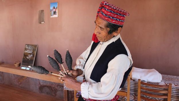 la isla peruana donde tejer es una demostración de hombría