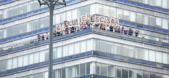 propone matrimonio con un mensaje en la torre latino