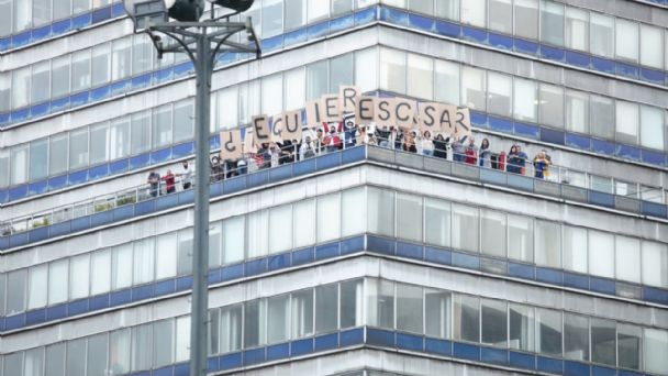 propone matrimonio con un mensaje en la torre latino