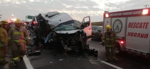 Reportan 10 lesionados y un muerto tras accidente en carretera a Zapotlanejo