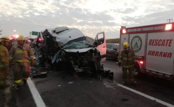 Reportan 10 lesionados y un muerto tras accidente en carretera a Zapotlanejo