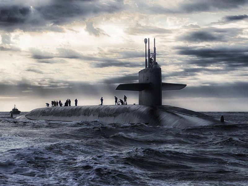 Submarino nuclear de EU choca en aguas de Asia; aparato resultó dañado
