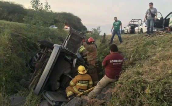 Volcadura en la autopista  Guadalajara-Colima deja seis muertos