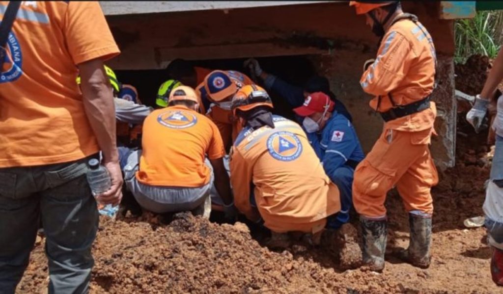 Suman al menos 14 muertos tras deslave en Colombia