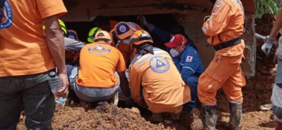 Suman al menos 14 muertos tras deslave en Colombia