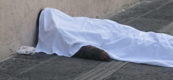 Murió un hombre en plena calle