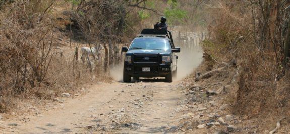 Se enfrentan policías y civiles en Mexquitic; un muerto