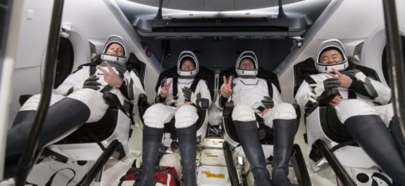 Cuatro astronautas regresan a Tierra en cápsula de SpaceX