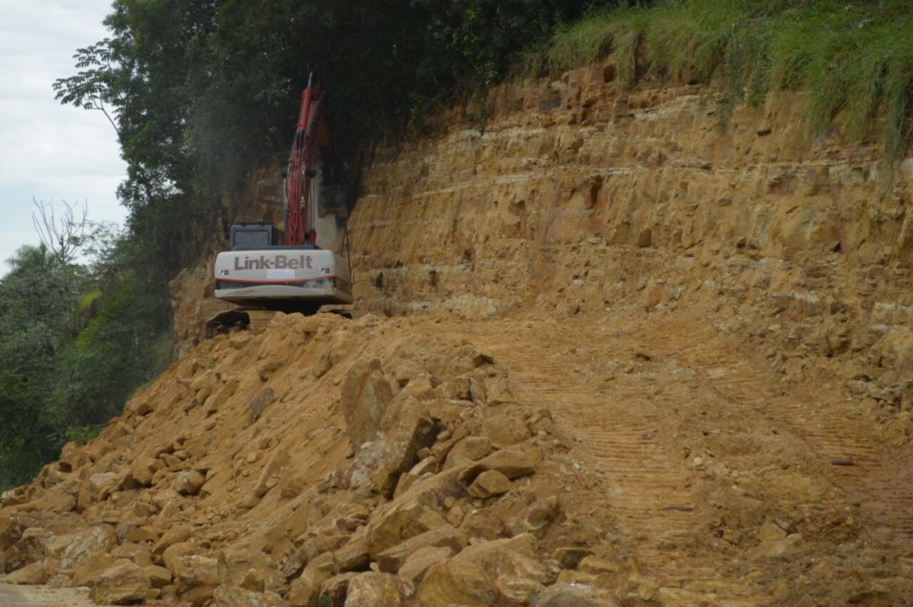 Choca contra talud del cerro, sigue su camino 