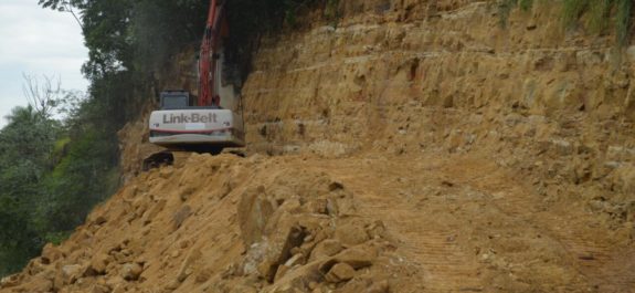 Choca contra talud del cerro, sigue su camino