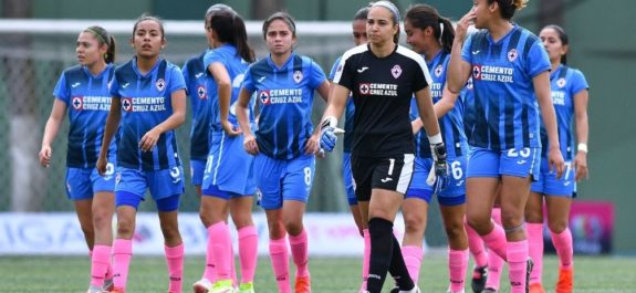 Cruz Azul Femenil consiguió su boleto a la Liguilla del Apertura 2021 por primera vez en su historia gracias a las derrotas de Pachuca y Pumas. A falta de dos partidos por disputar, La Máquina Femenil aseguró su lugar en la Fiesta Grande al sumar 24 puntos. Desde su fundación en el 2017, el equipo cementero no había logrado su clasificación, siendo su mejor resultado en el Clausura 2021 cuando se quedó a un punto de avanzar. Cruz Azul enfrentará a Tijuana y Rayadas en sus compromisos pendientes con la tranquilidad de saber que está dentro de la Liguilla.