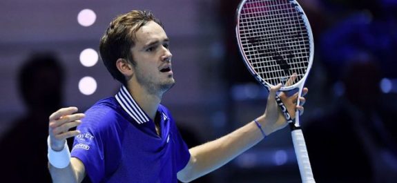 Medvedev supera a Zverev en un agónico duelo en las ATP Finals