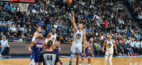 Warriors y Curry arrollan a los Nets de Durant