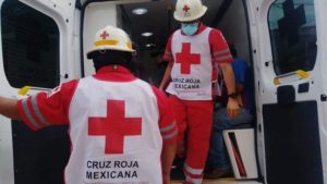 Choca auto contra taxi; tres lesionadas 