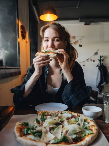 Mujer come pizza mietras sufre asalto