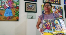 Pintora crea y dona libros para colorear con poemas en náhuatl y mazateco