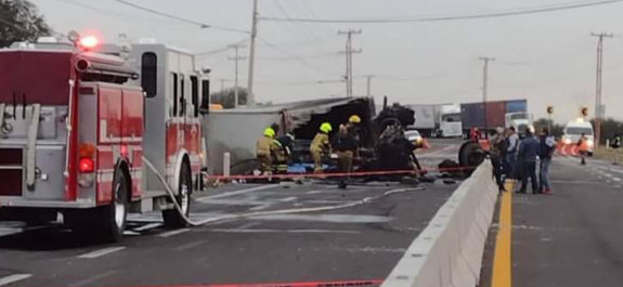 Tráiler choca y vuelca; al menos tres muertos