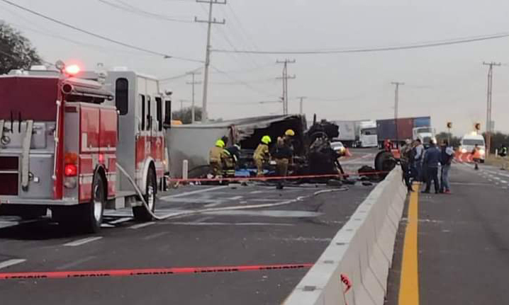 Tráiler choca y vuelca; al menos tres muertos 