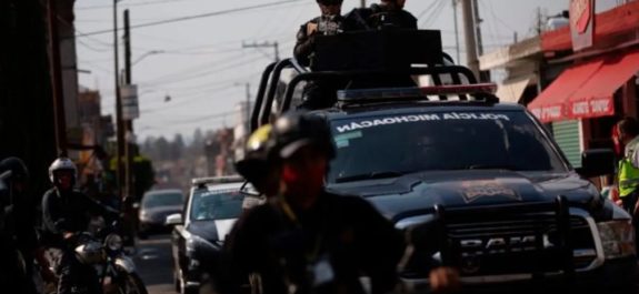 Asesinan a 7 hombres en Michoacán; hallan sus cuerpos en un taxi