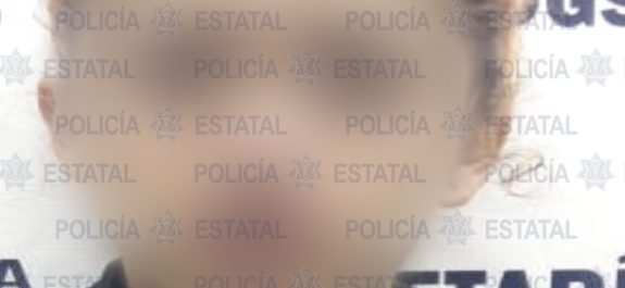 Detienen a pareja con vehículo robado y droga v