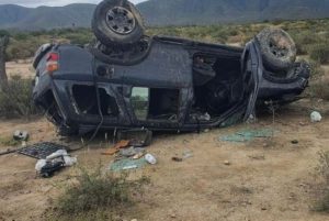 Vuelca camioneta; tres muertos, dos lesionados 