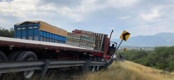 Camioneta choca por alcance; un muerto