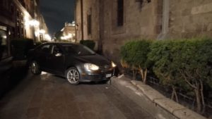 Un automóvil, con placas del estado de Chihuahua, se impactó contra un macetero en el centro histórico. El accidente sucedió por la madrugada, de acuerdo a un comunicado enviado por el departamento de Hechos de Tránsito Terrestre de la Dirección General de Seguridad Pública Municipal.    La dependencia antes señalada dio a conocer que tomó conocimiento de un hecho de tránsito registrado la madrugada de este sábado, en la calle Manuel José Othón, donde un vehículo impacto contra un macetero de cantera.     En el lugar se encontró abandonado el vehículo participante, marca Volkswagen tipo sedán, gris, placas del Estado de Chihuahua, el cual su o sus tripulantes, dejaron abandonado en el lugar del percance.    Los agentes de Policía Vial acudieron al lugar tras el llamado de agentes de Fuerzas Metropolitana que acudieron como primer respondiente.     Los agentes municipales adscritos al área de Hechos de Tránsito realizaron el peritaje del accidente, tipificado como choque contra objeto fijo, en la calle Manuel José Othón frente al número 105, próximo a la calle José María Morelos y Pavón, en la zona centro, cuya presunta causa fue la pérdida de control de la unidad por parte del conductor, quien además dejó abandonada la unidad.    Finalmente, los agentes municipales procedieron con el resguardo del vehículo, pidieron una grúa para ser llevado a un corralón, con pretensiones de pensión, ahí fue puesto a disposición de la Agencia del Ministerio Público, de la Fiscalía general del Estado, por los daños ocasionados al macetero.