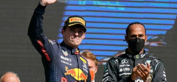 Hamilton acusa a Bottas de dejar “la puerta abierta” a Max Verstappen
