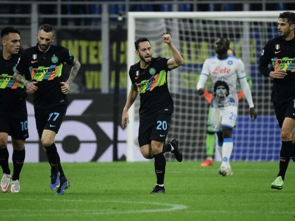 Inter pone fin al invicto de Nápoles y 'Chucky'