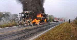 Se incendió autobús en carretera, pérdida total