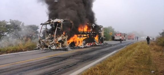 Se incendió autobús en carretera, pérdida total