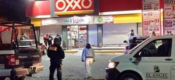 el sujeto salió de una tienda de conveniencia