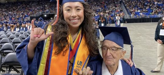 Abuelo de 87 años se gradúa de la universidad el mismo día que su nieta