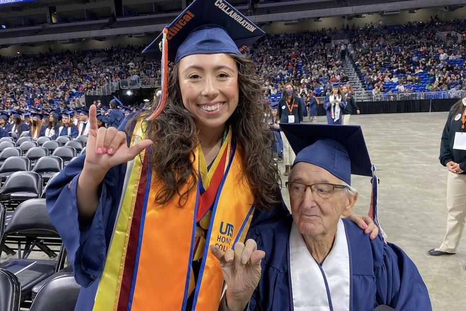 Abuelo de 87 años se gradúa de la universidad el mismo día que su nieta