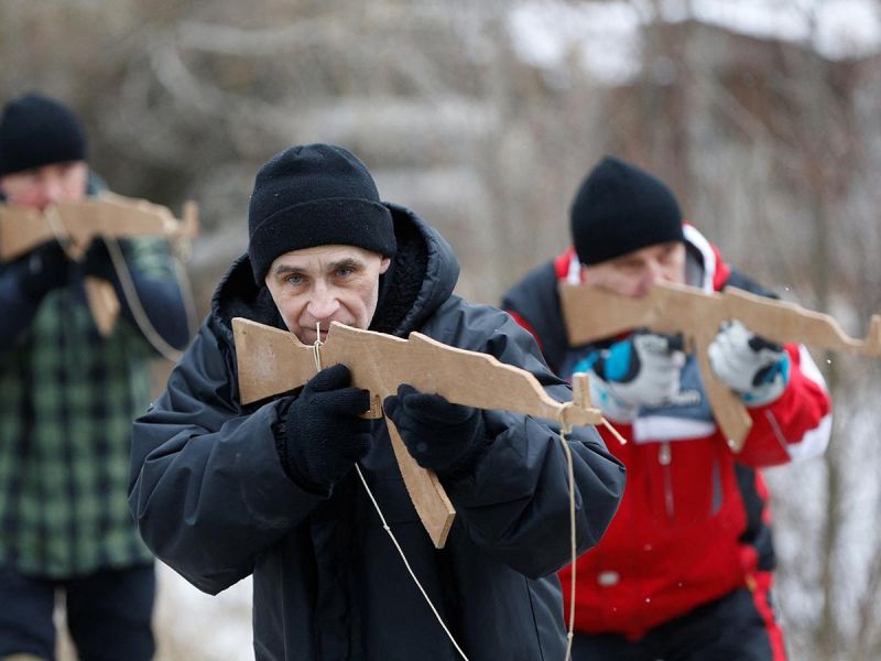 Civiles ucranianos entrenan con armas de madera para defenderse de Rusia –  El Heraldo de San Luis Potosí