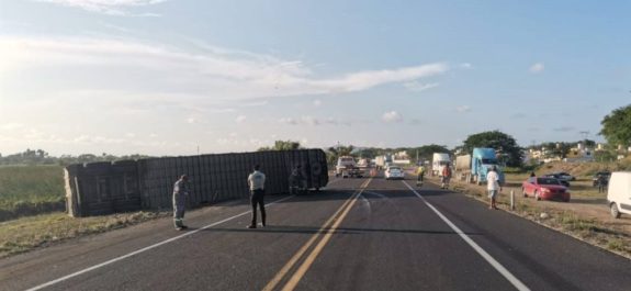 Vuelca tráiler en carretera 57