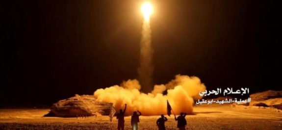 Yemen ataca con 2 misiles balísticos
