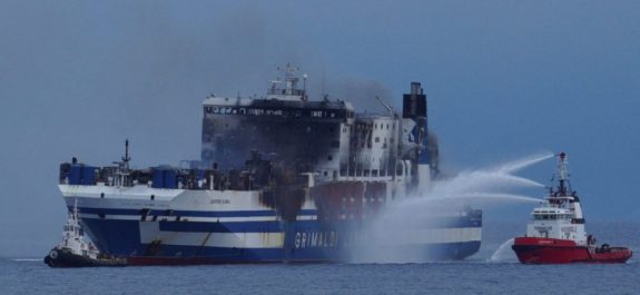 rescatan-vivo-a-uno-de-los-12-desaparecidos-de-ferry-incendiado-en-grecia-foto-reuters